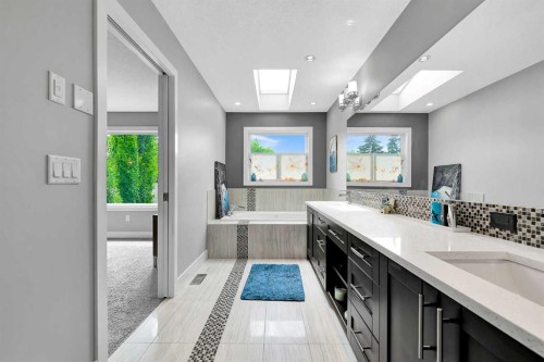 425 21 Avenue Nw, Calgary, AB - Indoor Photo Showing Bathroom