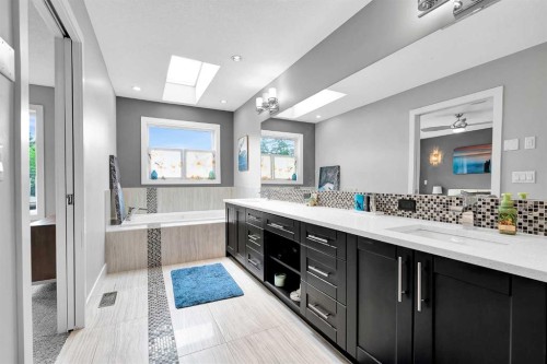 425 21 Avenue Nw, Calgary, AB - Indoor Photo Showing Bathroom
