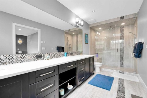 425 21 Avenue Nw, Calgary, AB - Indoor Photo Showing Bathroom