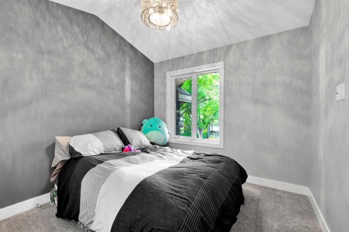 425 21 Avenue Nw, Calgary, AB - Indoor Photo Showing Bedroom