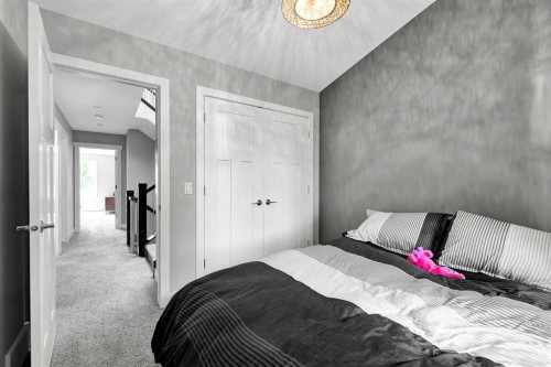 425 21 Avenue Nw, Calgary, AB - Indoor Photo Showing Bedroom