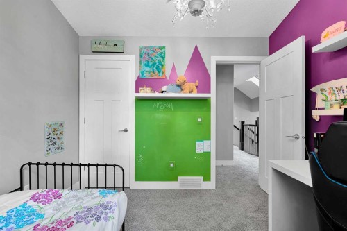 425 21 Avenue Nw, Calgary, AB - Indoor Photo Showing Bedroom