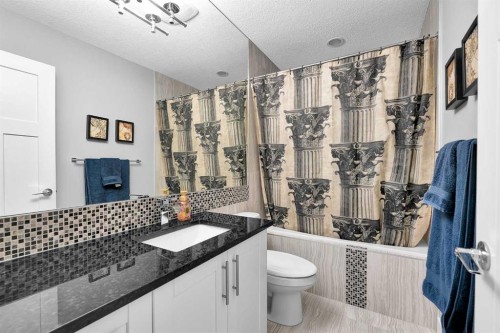 425 21 Avenue Nw, Calgary, AB - Indoor Photo Showing Bathroom