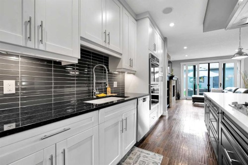 425 21 Avenue Nw, Calgary, AB - Indoor Photo Showing Kitchen With Upgraded Kitchen