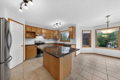 307 Edgeridge Gardens Nw, Calgary, AB - Indoor Photo Showing Kitchen With Double Sink