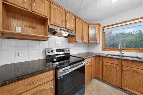 307 Edgeridge Gardens Nw, Calgary, AB - Indoor Photo Showing Kitchen With Double Sink