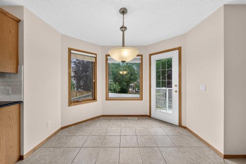307 Edgeridge Gardens Nw, Calgary, AB - Indoor Photo Showing Other Room