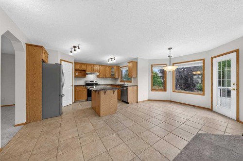 307 Edgeridge Gardens Nw, Calgary, AB - Indoor Photo Showing Kitchen