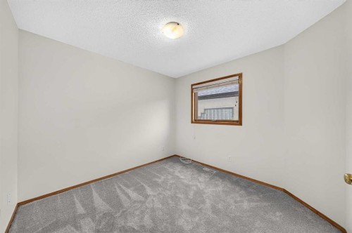 307 Edgeridge Gardens Nw, Calgary, AB - Indoor Photo Showing Other Room