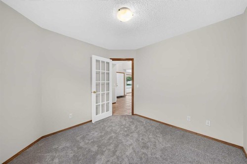 307 Edgeridge Gardens Nw, Calgary, AB - Indoor Photo Showing Other Room