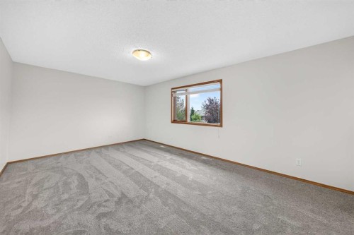 307 Edgeridge Gardens Nw, Calgary, AB - Indoor Photo Showing Other Room