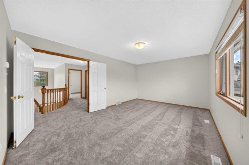 307 Edgeridge Gardens Nw, Calgary, AB - Indoor Photo Showing Other Room