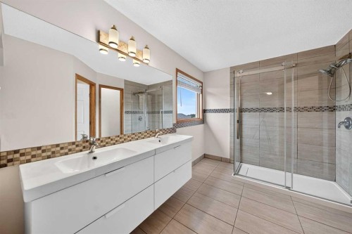 307 Edgeridge Gardens Nw, Calgary, AB - Indoor Photo Showing Bathroom