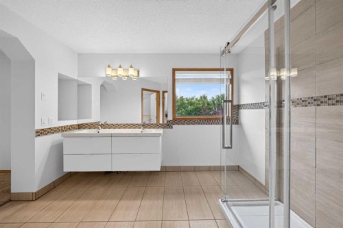 307 Edgeridge Gardens Nw, Calgary, AB - Indoor Photo Showing Bathroom