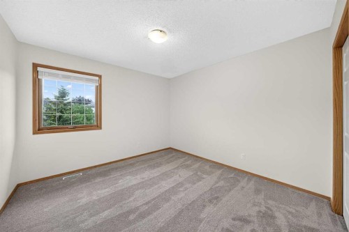 307 Edgeridge Gardens Nw, Calgary, AB - Indoor Photo Showing Other Room