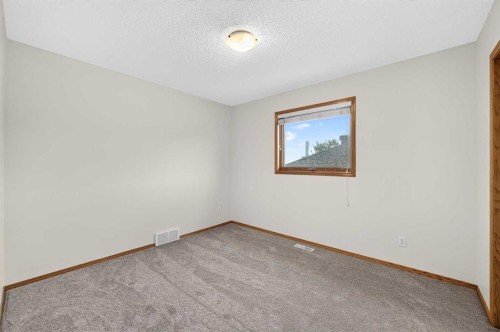 307 Edgeridge Gardens Nw, Calgary, AB - Indoor Photo Showing Other Room
