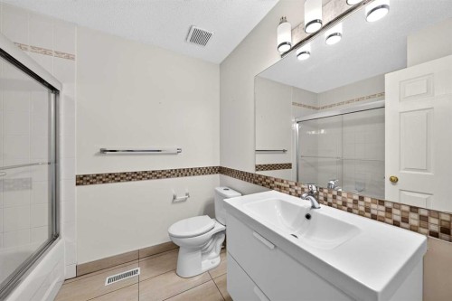 307 Edgeridge Gardens Nw, Calgary, AB - Indoor Photo Showing Bathroom