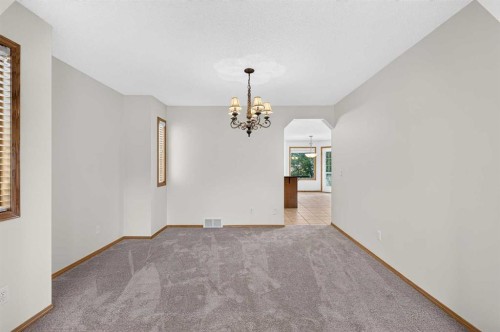 307 Edgeridge Gardens Nw, Calgary, AB - Indoor Photo Showing Other Room