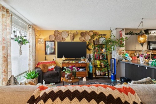 316 Chaparral Valley Square Se, Calgary, AB - Indoor Photo Showing Living Room
