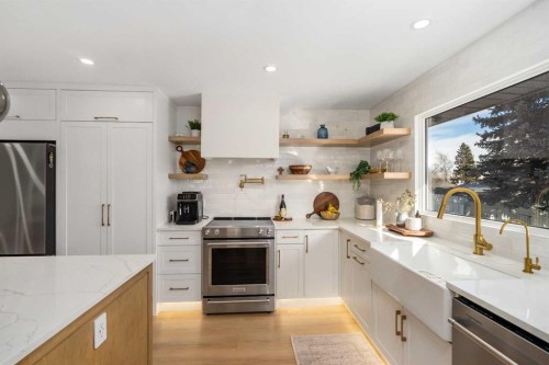 824 Canna Crescent Sw, Calgary, AB - Indoor Photo Showing Kitchen With Upgraded Kitchen
