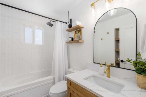 824 Canna Crescent Sw, Calgary, AB - Indoor Photo Showing Bathroom