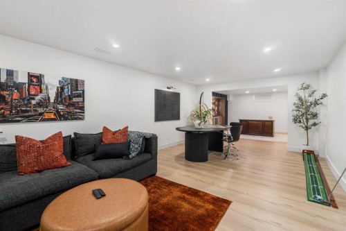 824 Canna Crescent Sw, Calgary, AB - Indoor Photo Showing Living Room
