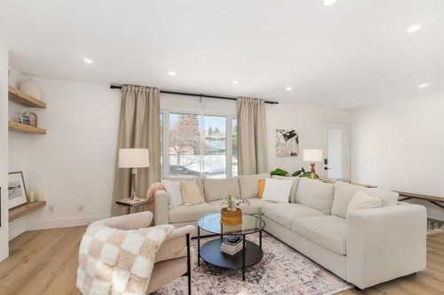 824 Canna Crescent Sw, Calgary, AB - Indoor Photo Showing Living Room