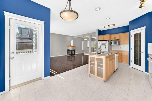 16 Royal Birch Rise Nw, Calgary, AB - Indoor Photo Showing Kitchen
