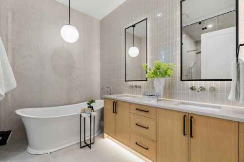 2311 6 Avenue Nw, Calgary, AB - Indoor Photo Showing Bathroom