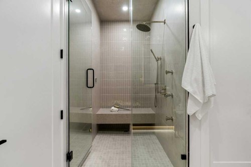 2311 6 Avenue Nw, Calgary, AB - Indoor Photo Showing Bathroom