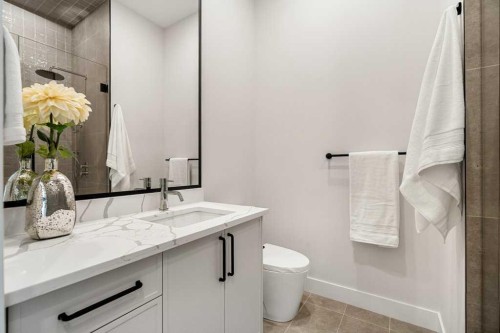2311 6 Avenue Nw, Calgary, AB - Indoor Photo Showing Bathroom