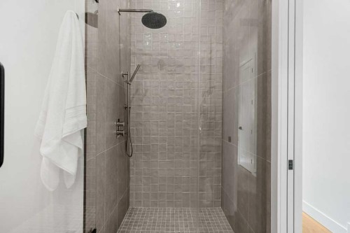2311 6 Avenue Nw, Calgary, AB - Indoor Photo Showing Bathroom