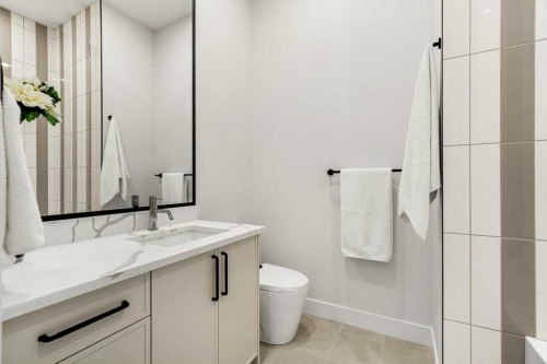 2311 6 Avenue Nw, Calgary, AB - Indoor Photo Showing Bathroom