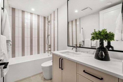 2311 6 Avenue Nw, Calgary, AB - Indoor Photo Showing Bathroom