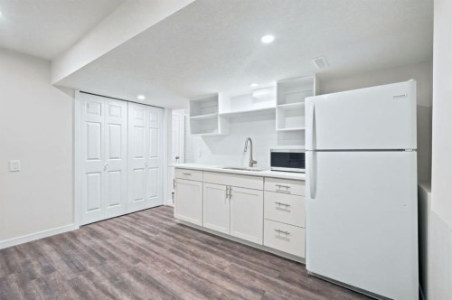 84-5810 Patina Drive Sw, Calgary, AB - Indoor Photo Showing Kitchen