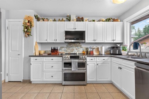 121 Edey Close, Cremona, AB - Indoor Photo Showing Kitchen