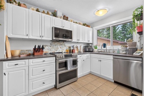 121 Edey Close, Cremona, AB - Indoor Photo Showing Kitchen