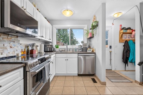 121 Edey Close, Cremona, AB - Indoor Photo Showing Kitchen