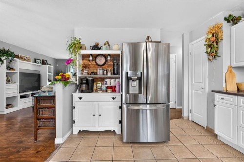 121 Edey Close, Cremona, AB - Indoor Photo Showing Kitchen