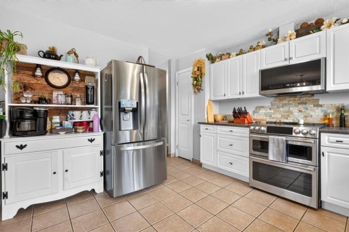 121 Edey Close, Cremona, AB - Indoor Photo Showing Kitchen