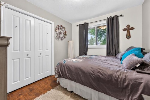 121 Edey Close, Cremona, AB - Indoor Photo Showing Bedroom