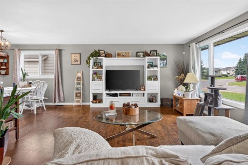 121 Edey Close, Cremona, AB - Indoor Photo Showing Living Room