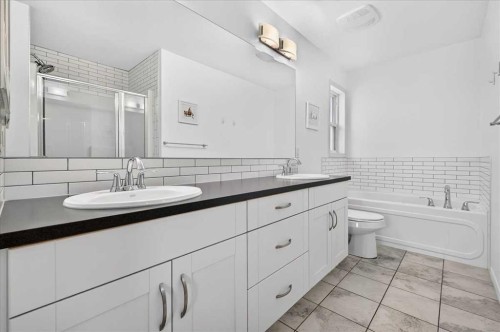 60 Mahogany Grove Se, Calgary, AB - Indoor Photo Showing Bathroom