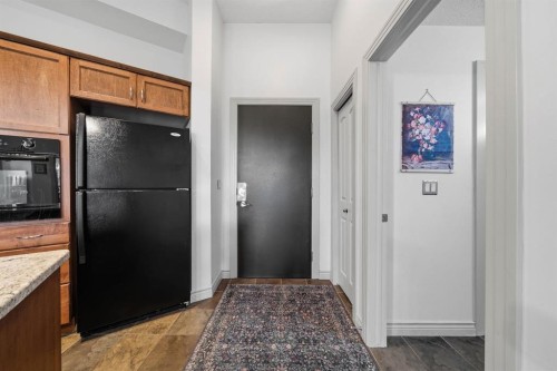 107-3101 34 Avenue Nw, Calgary, AB - Indoor Photo Showing Kitchen