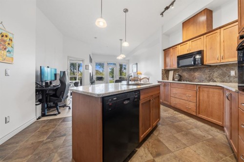 107-3101 34 Avenue Nw, Calgary, AB - Indoor Photo Showing Kitchen
