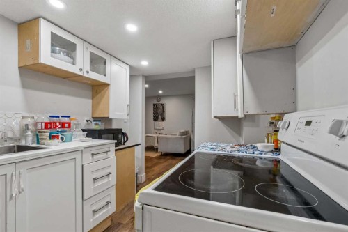181 Tuscarora Place Nw, Calgary, AB - Indoor Photo Showing Kitchen