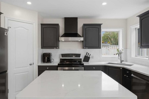 50 Somerglen Park Sw, Calgary, AB - Indoor Photo Showing Kitchen
