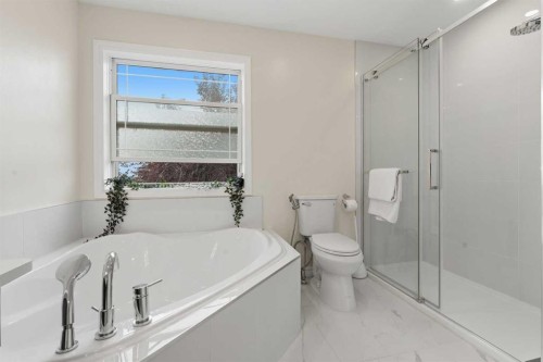 50 Somerglen Park Sw, Calgary, AB - Indoor Photo Showing Bathroom