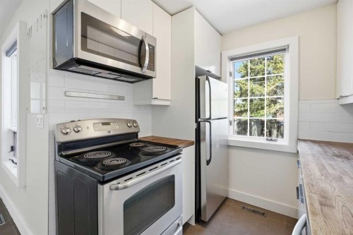 224 30 Avenue Ne, Calgary, AB - Indoor Photo Showing Kitchen