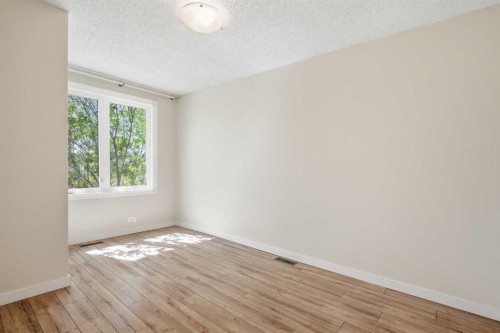224 30 Avenue Ne, Calgary, AB - Indoor Photo Showing Other Room